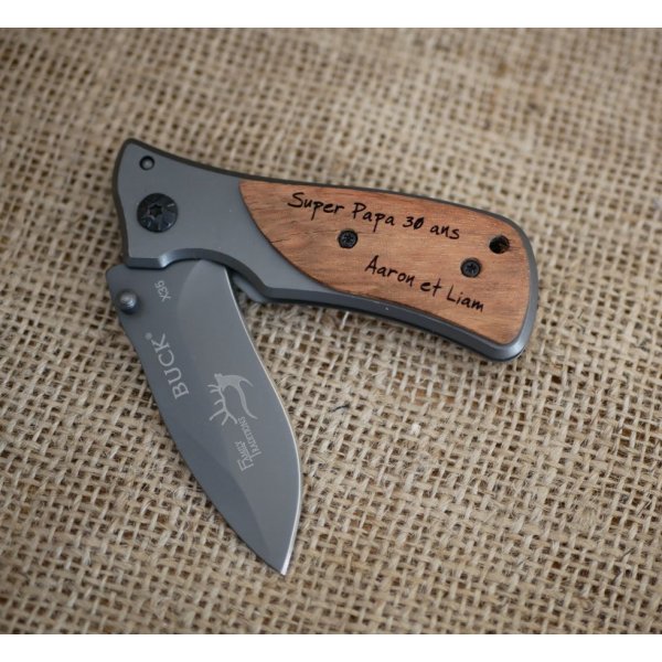 Couteau de poche pliant au manche en bois gravé personnalisé