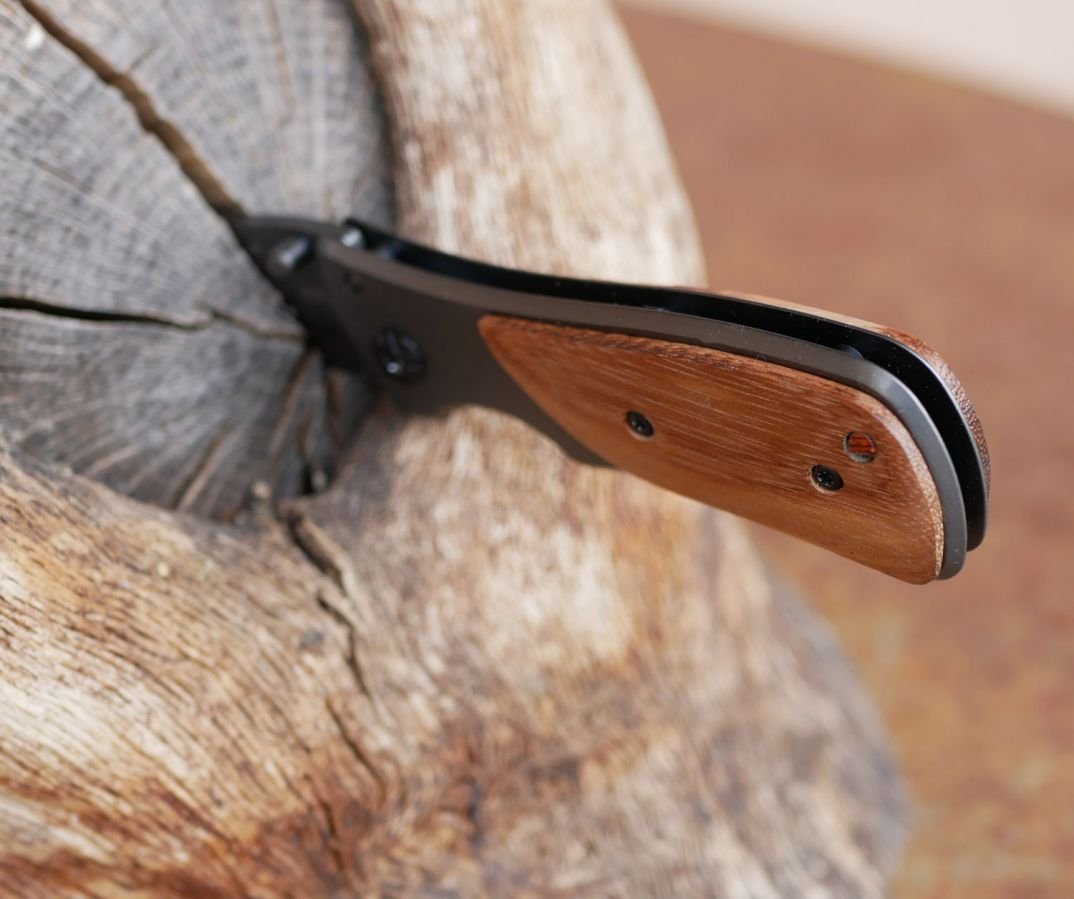 Couteau de poche pliant au manche en bois gravé personnalisé