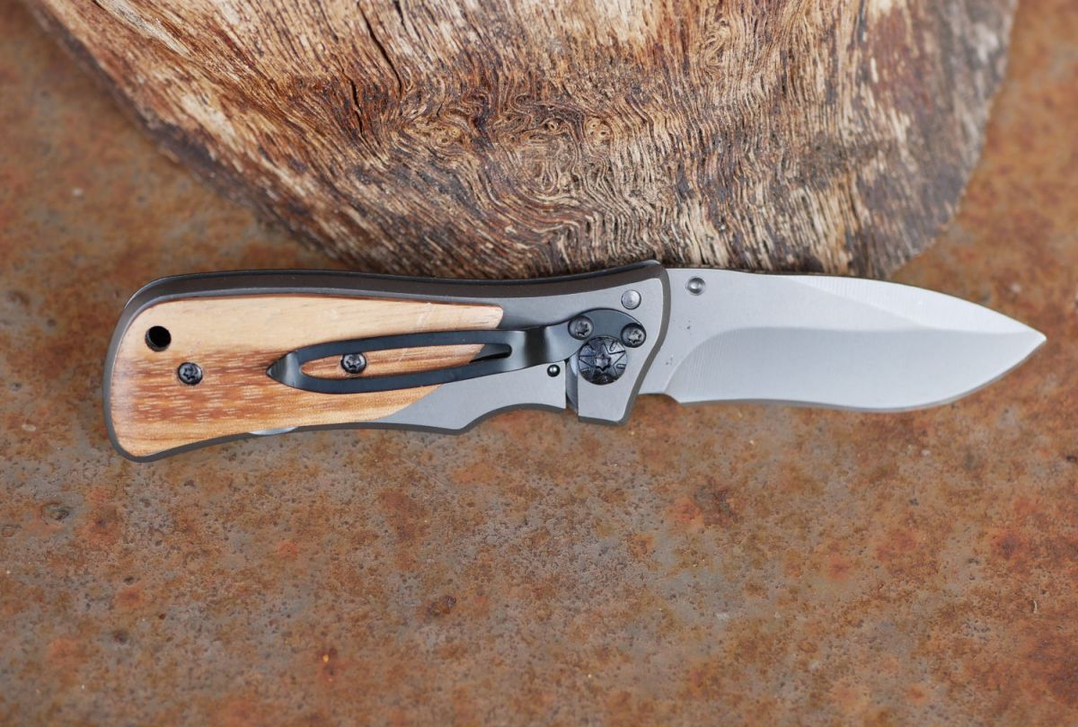 Couteau de poche pliant au manche en bois gravé personnalisé