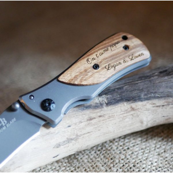 Couteau de poche pliant au manche en bois gravé personnalisé