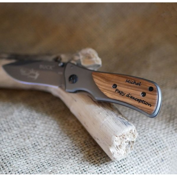 Couteau de poche pliant au manche en bois gravé personnalisé