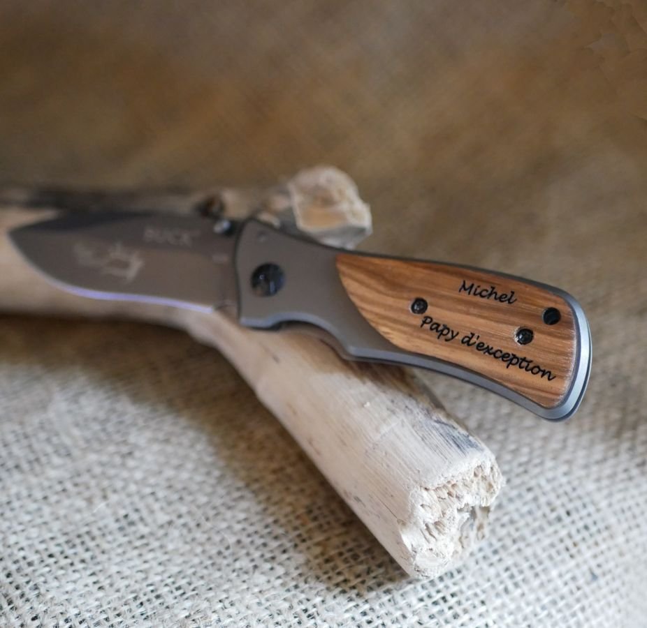 Couteau de poche pliant au manche en bois gravé personnalisé