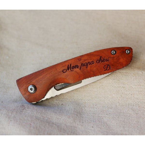 Couteau au manche en bois gravé à personnaliser