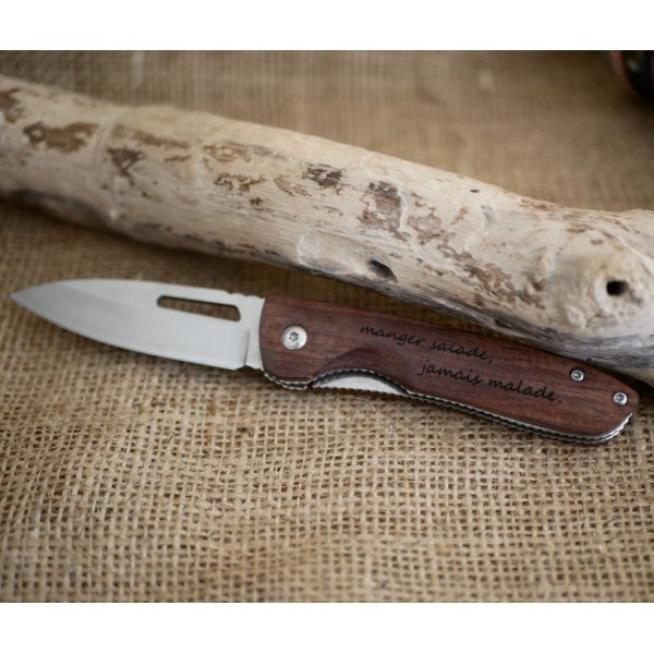 Couteau au manche en bois gravé à personnaliser