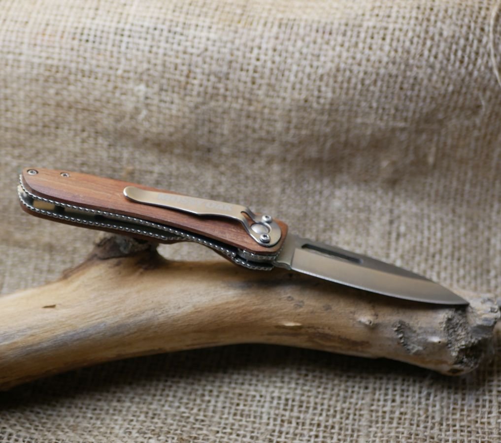 Couteau au manche en bois gravé à personnaliser