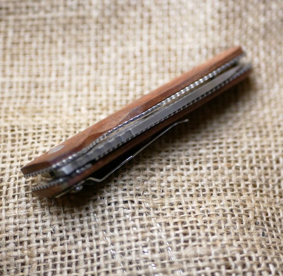 Couteau au manche en bois gravé à personnaliser