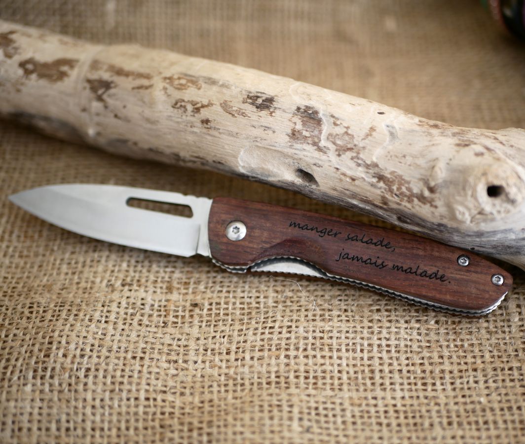 Couteau au manche en bois gravé à personnaliser