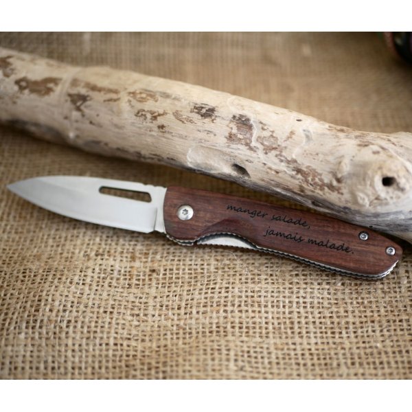 Couteau au manche en bois gravé à personnaliser