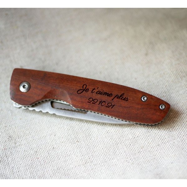 Couteau au manche en bois gravé à personnaliser