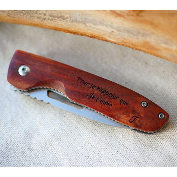 Couteau au manche en bois gravé à personnaliser