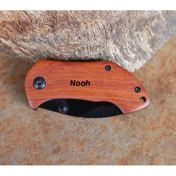 Petit couteau au manche en bois à graver