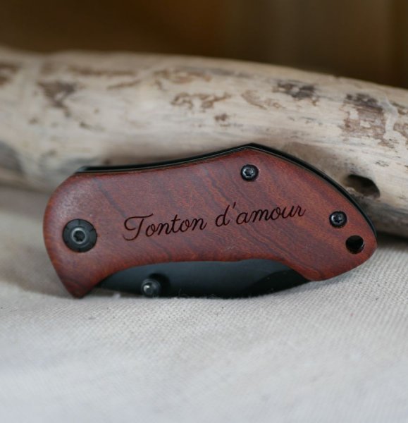 Petit couteau au manche en bois à graver