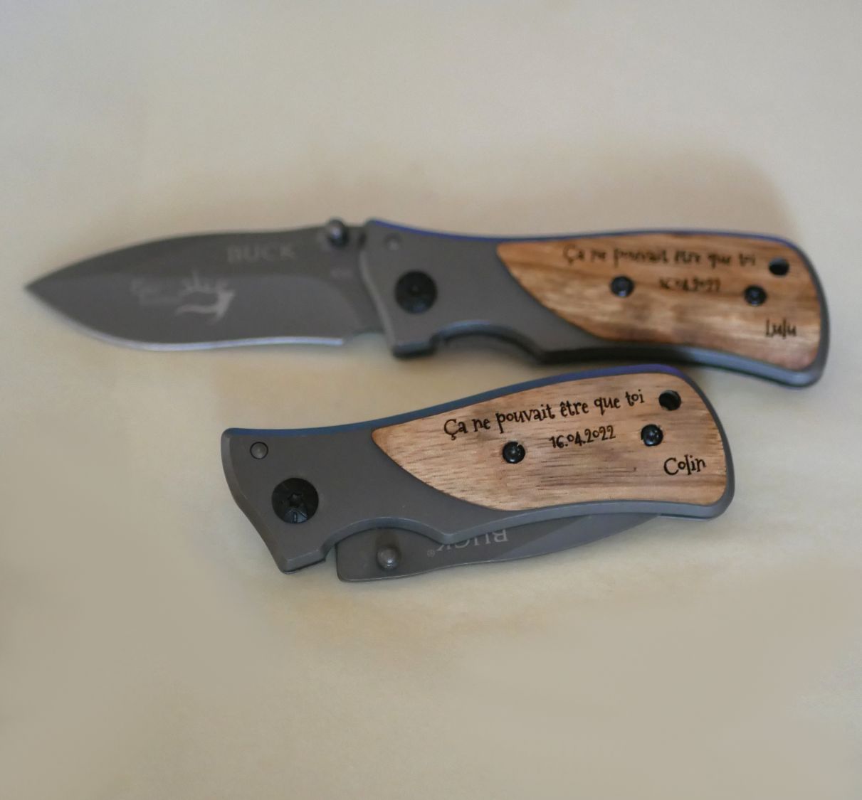 Couteau de poche pliant au manche en bois gravé personnalisé