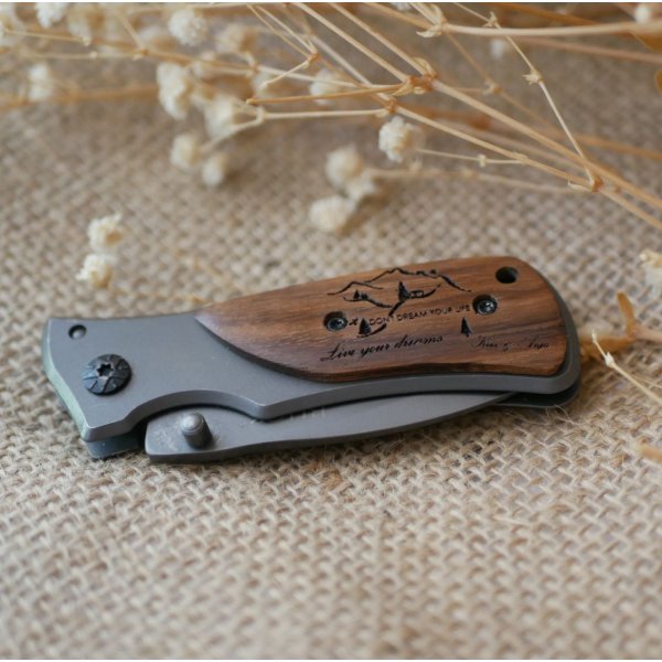 Couteau de poche pliant au manche en bois grav&eacute; personnalis&eacute;