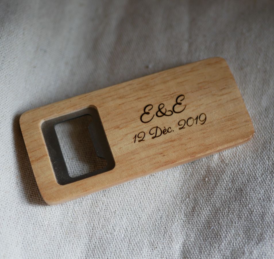 Décapsuleur plat en bois gravé à personnaliser, cadeau mariage 