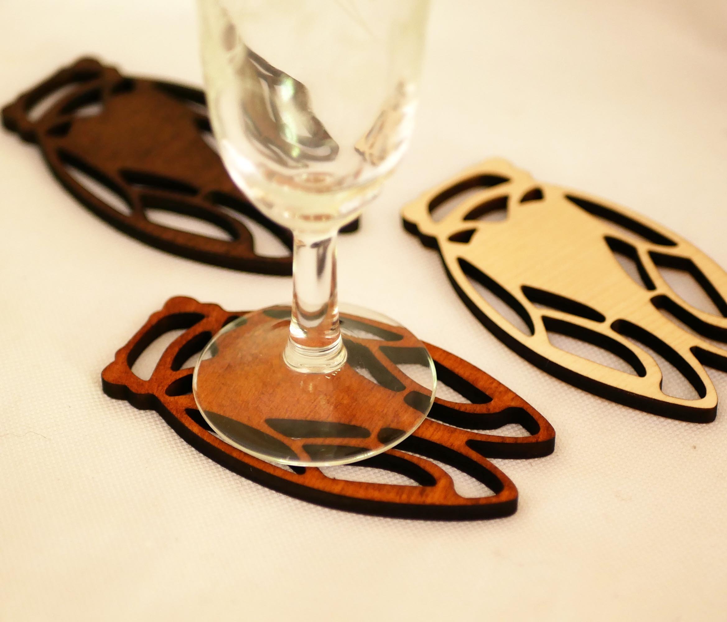 5 marques places en bois Cigales &agrave; personnaliser au pr&eacute;nom