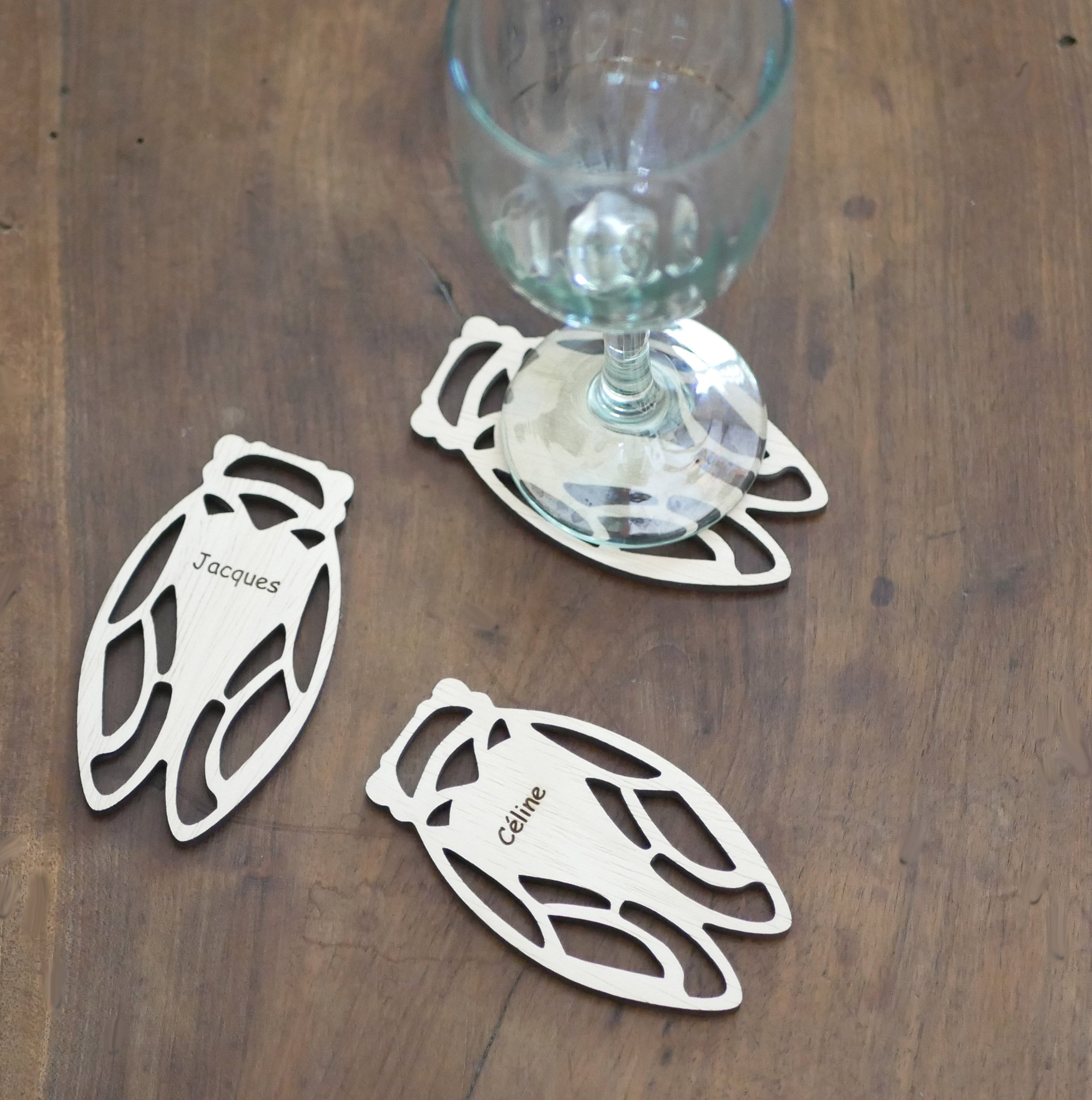 5 marques places en bois Cigales &agrave; personnaliser au pr&eacute;nom
