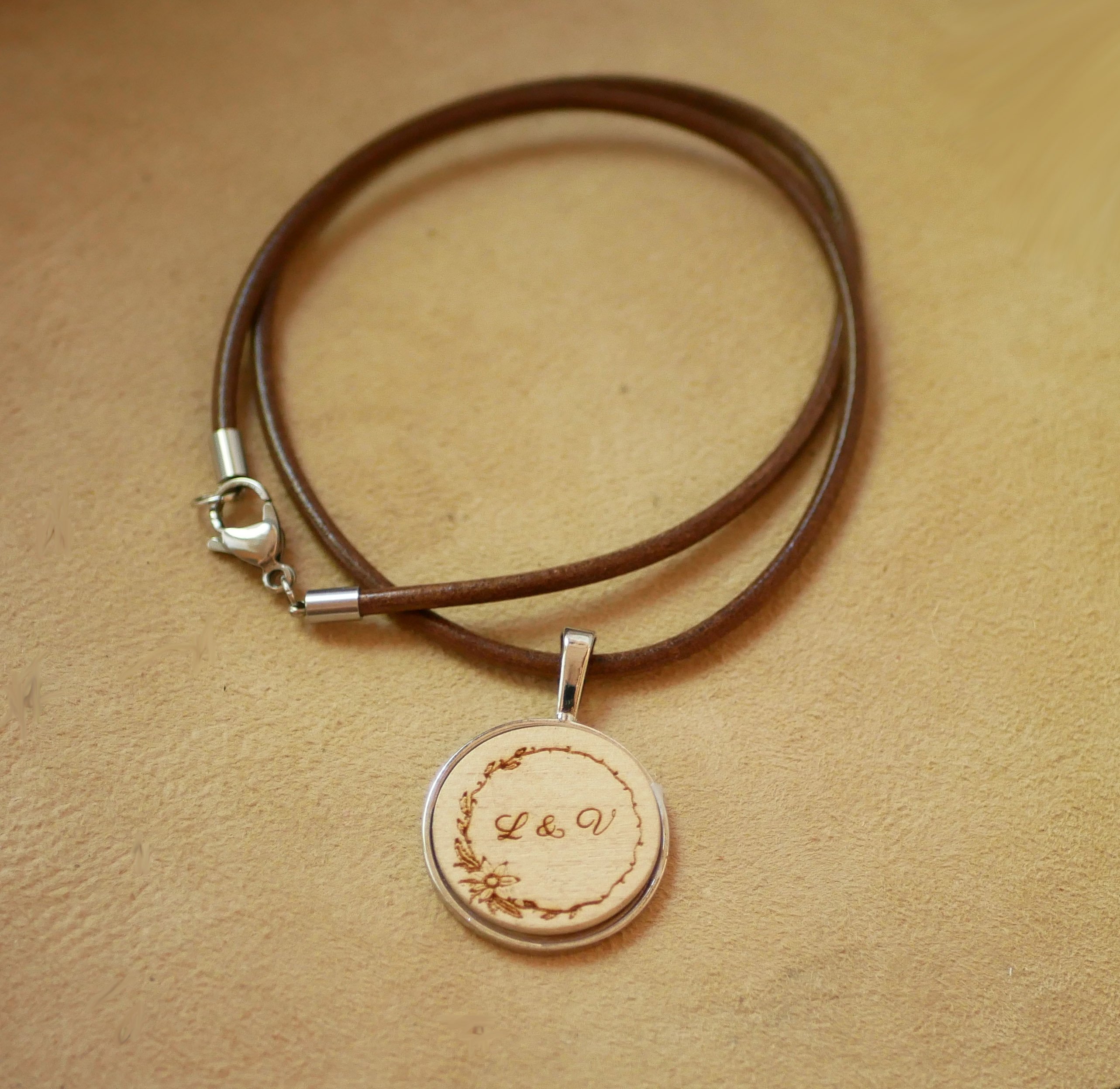 M&eacute;daillon en bois grav&eacute; sur collier en cuir europ&eacute;en &agrave; personnaliser 
