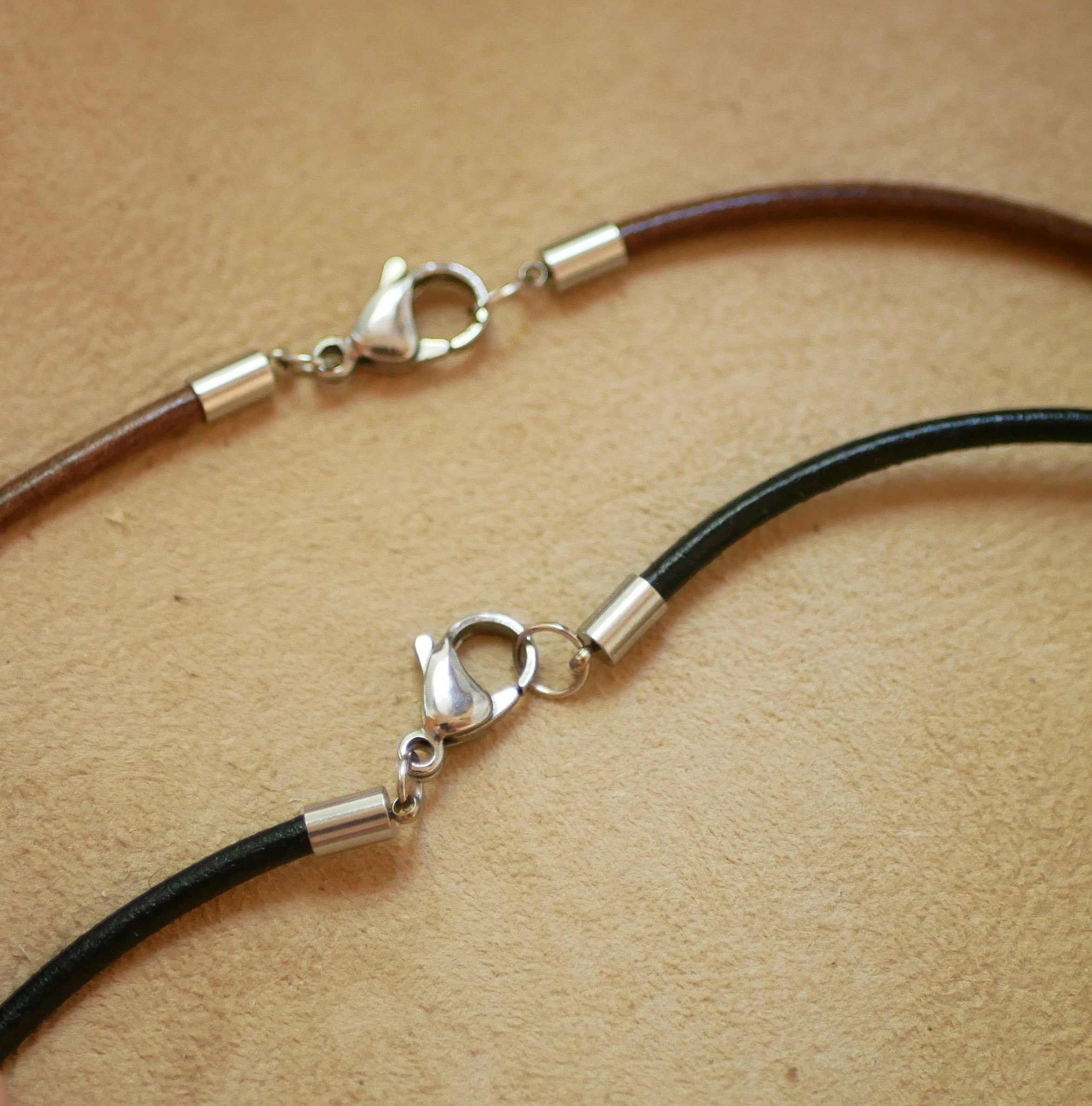 M&eacute;daillon en bois grav&eacute; sur collier en cuir europ&eacute;en &agrave; personnaliser 