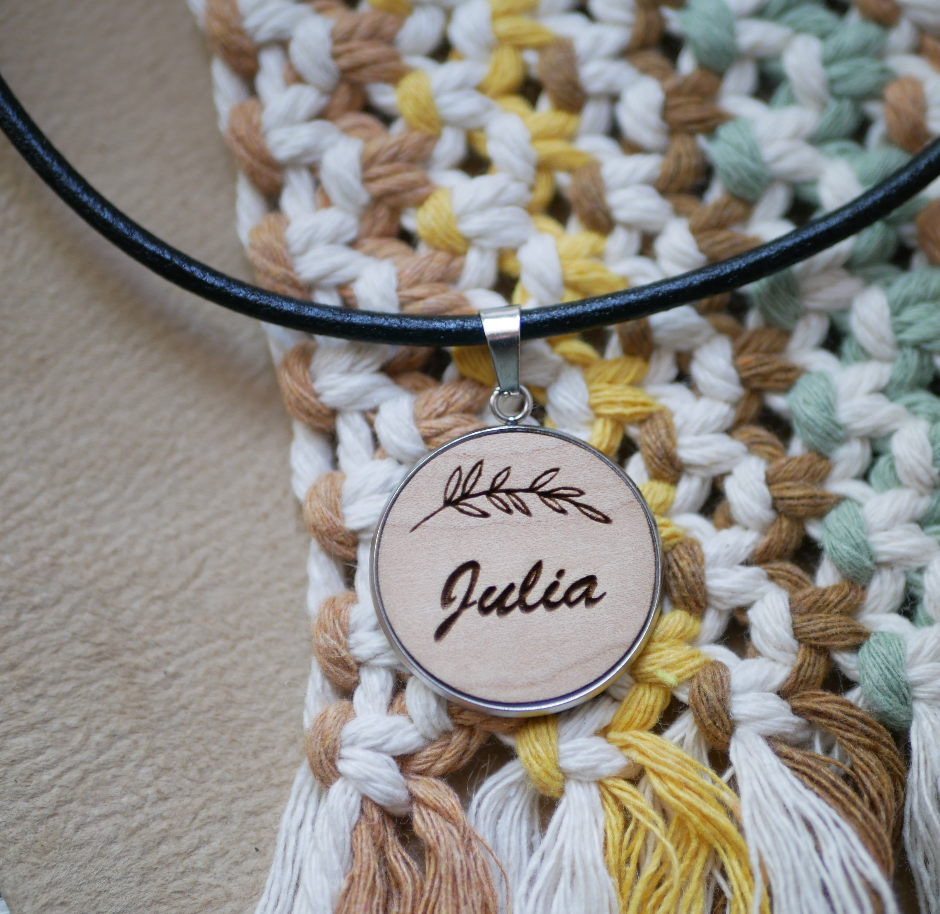 M&eacute;daillon en bois grav&eacute; sur collier en cuir europ&eacute;en &agrave; personnaliser 