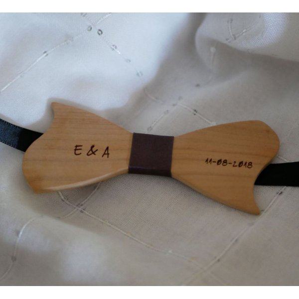 Noeud papillon forme originale asymétrique en bois merisier à personnaliser