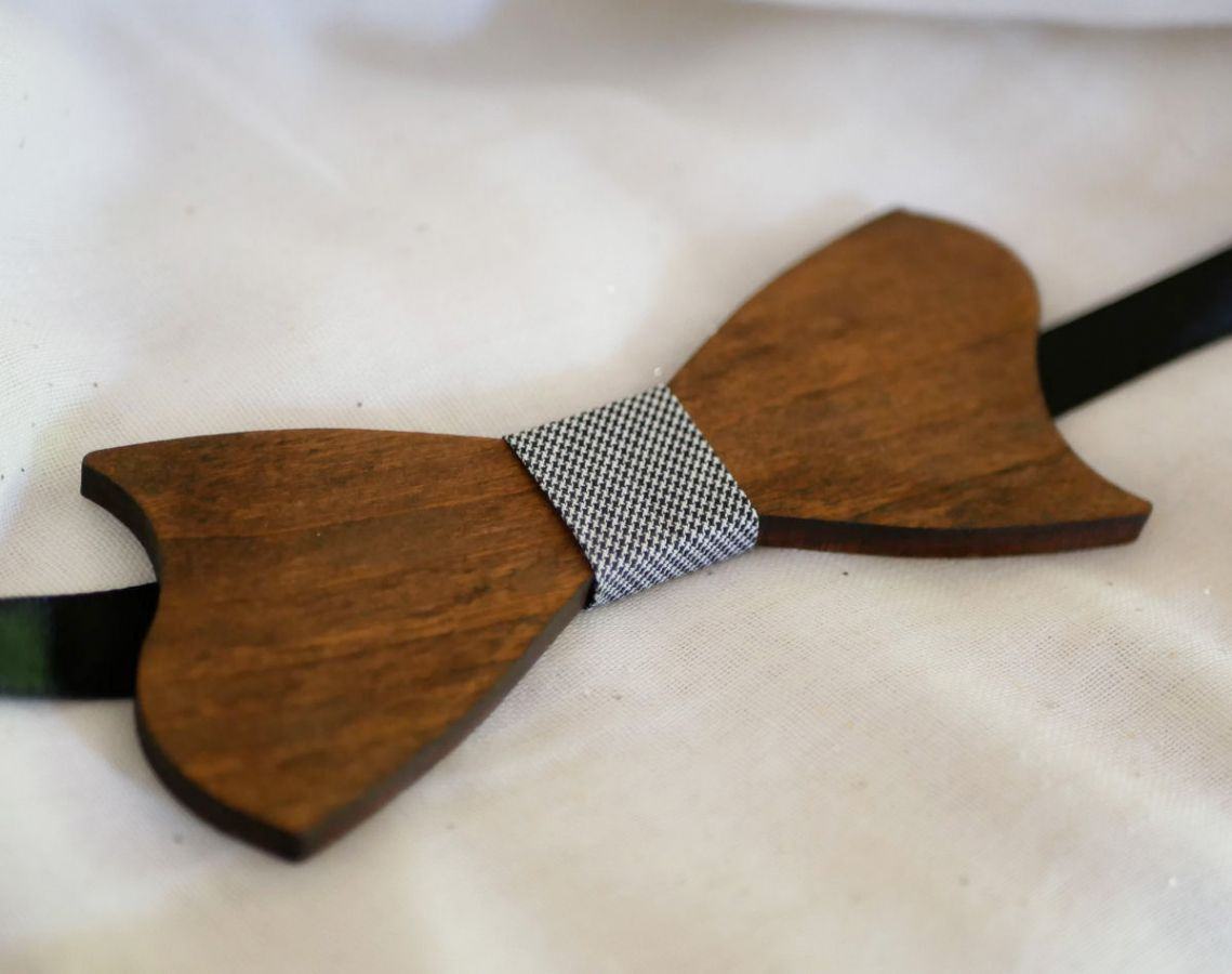 Noeud papillon forme asymétrique en bois de merisier à personnaliser Made in France