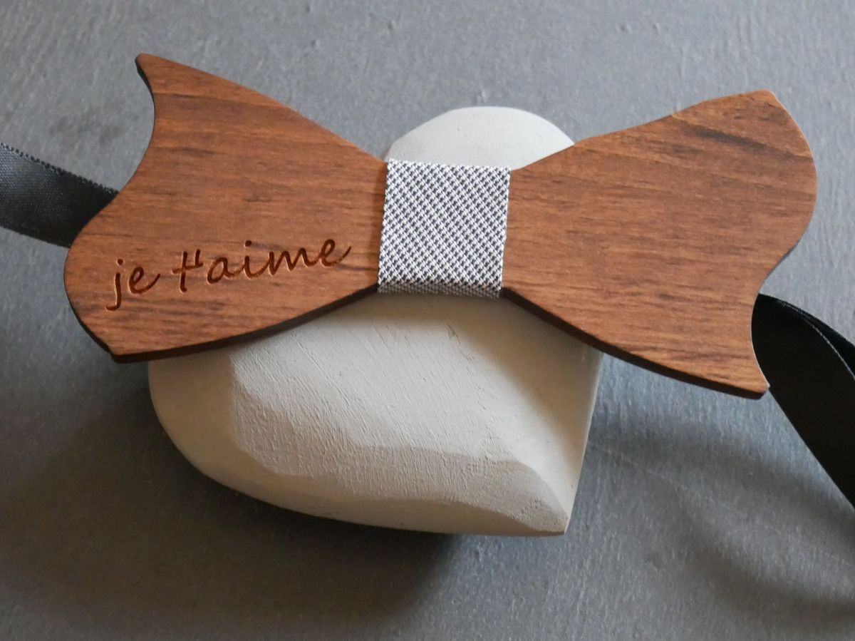 Noeud papillon forme asymétrique en bois de merisier à personnaliser Made in France