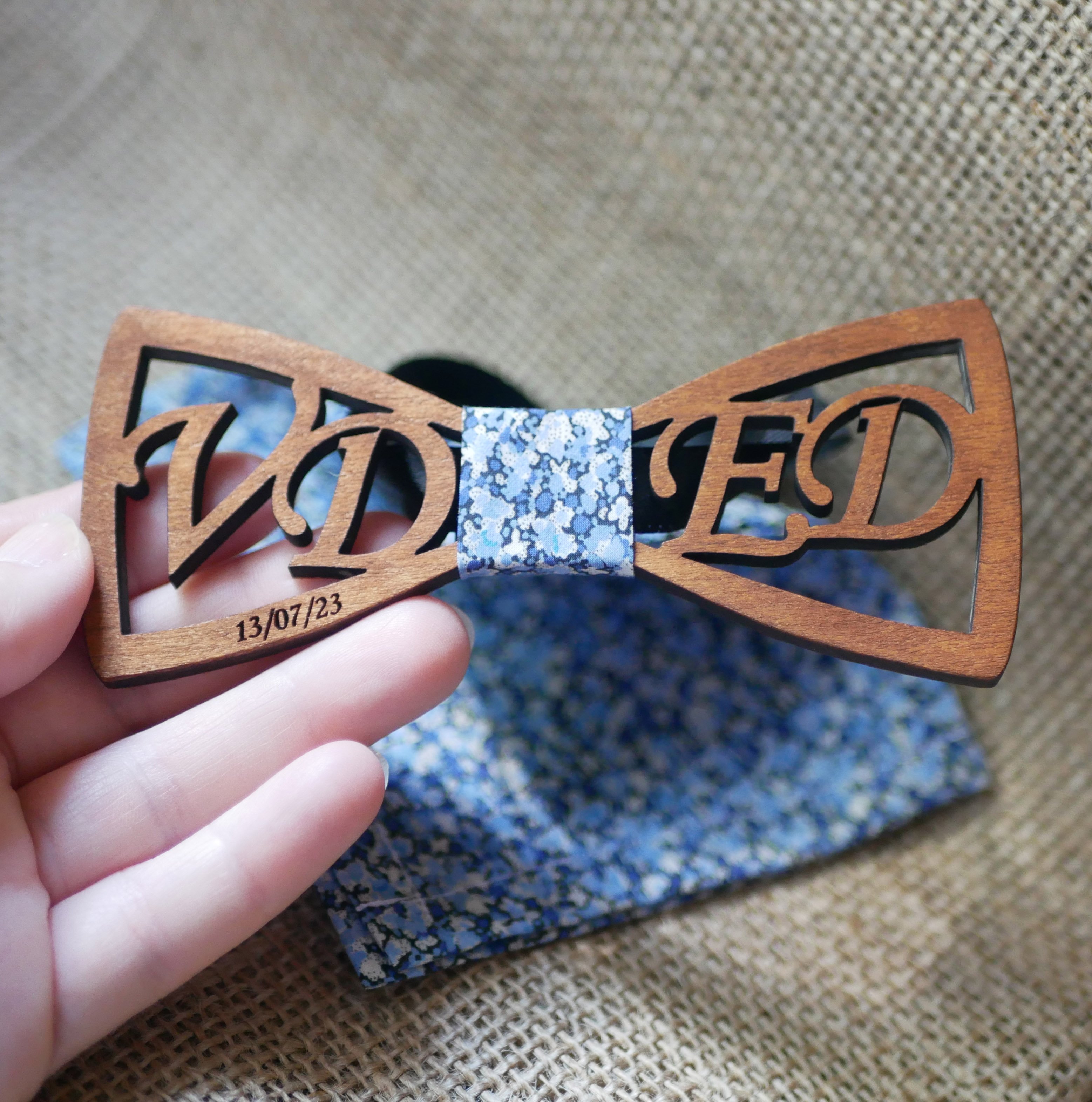 Noeud papillon en bois doubles initiales ajour&eacute;es personnalis&eacute;es