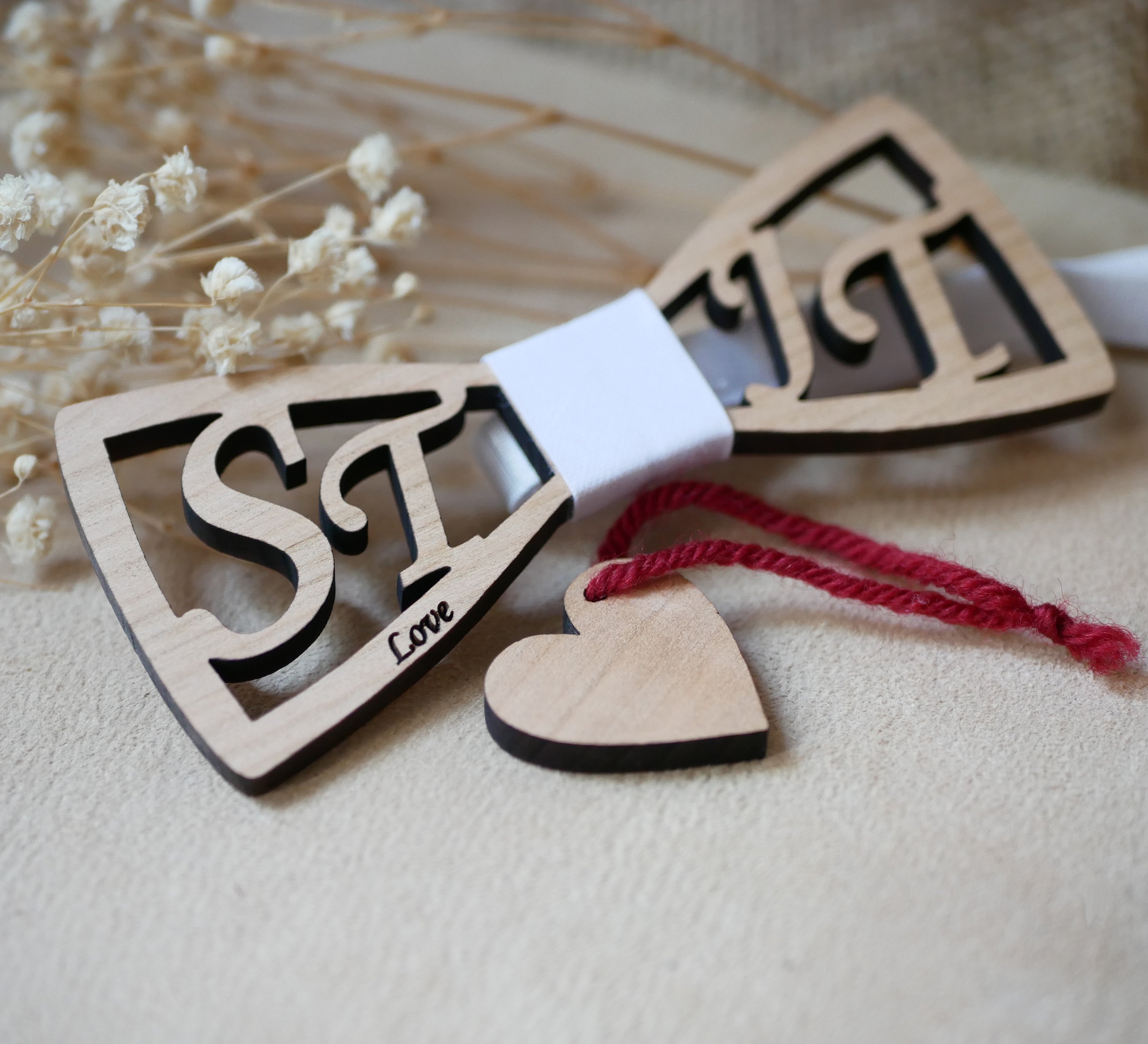 Noeud papillon en bois doubles initiales ajour&eacute;es personnalis&eacute;es