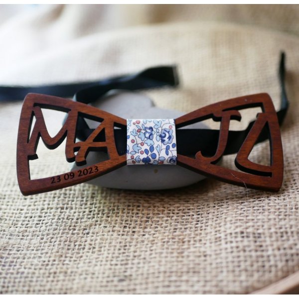 Noeud papillon en bois doubles initiales ajour&eacute;es personnalis&eacute;es