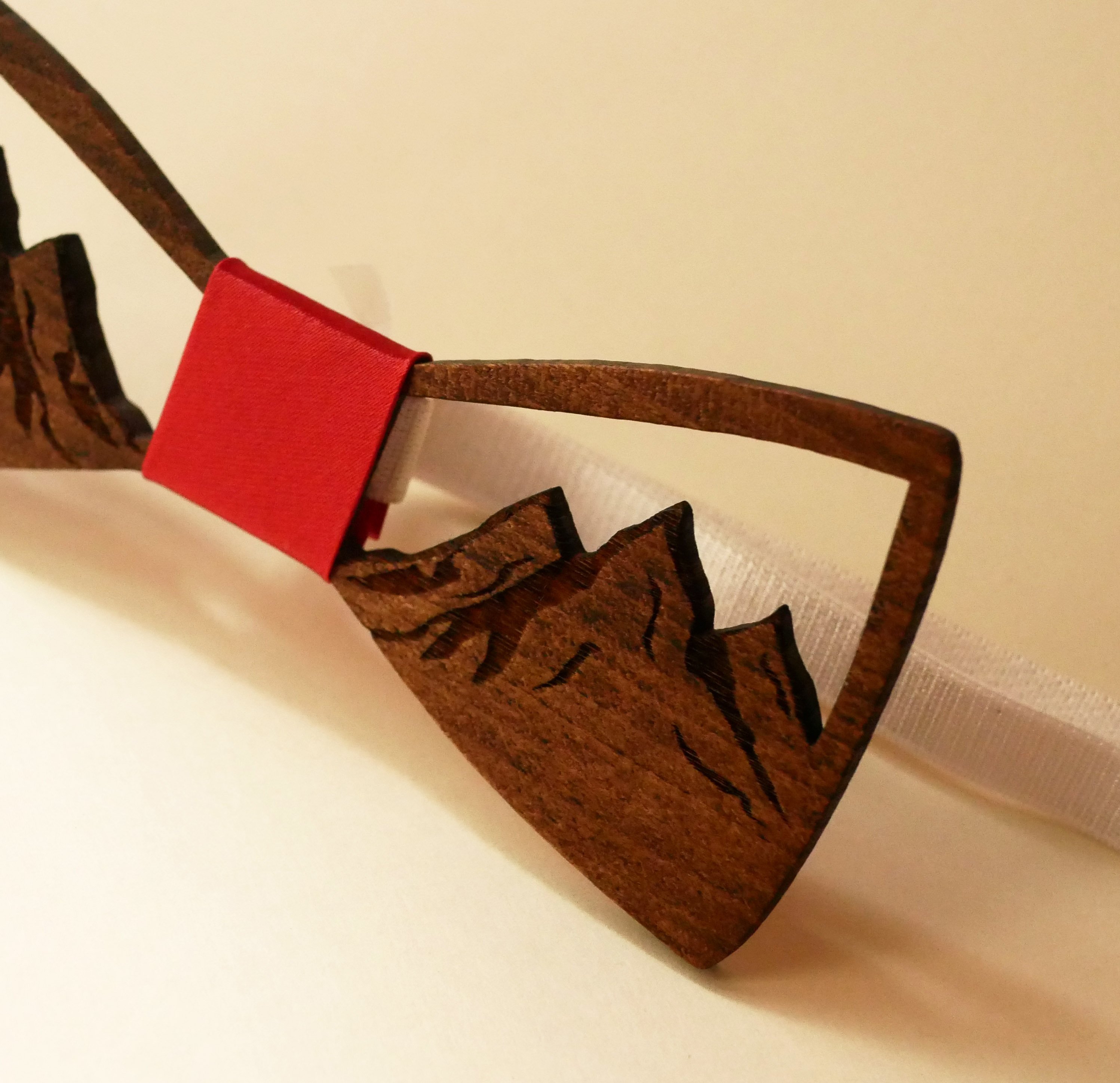 Noeud papillon en bois fran&ccedil;ais d&eacute;cor montagnes ajour&eacute;es 