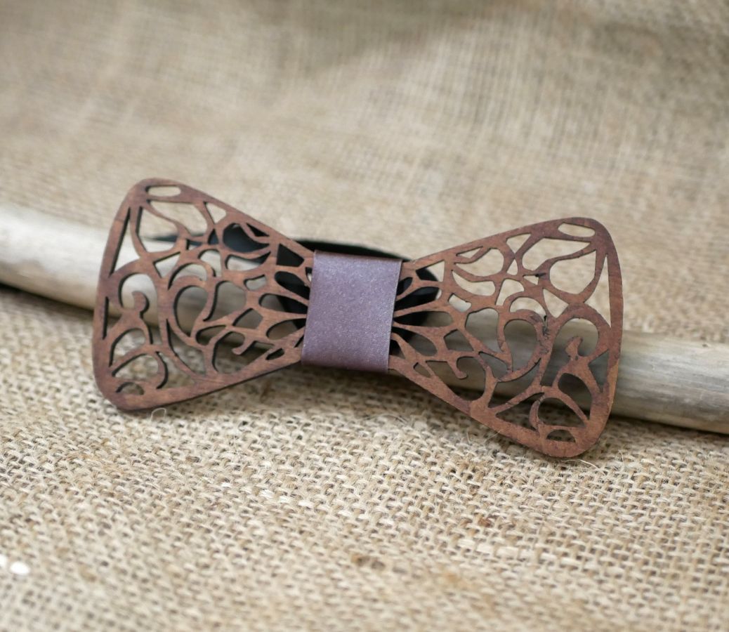 Noeud papillon en bois Français aux arabesques évidées