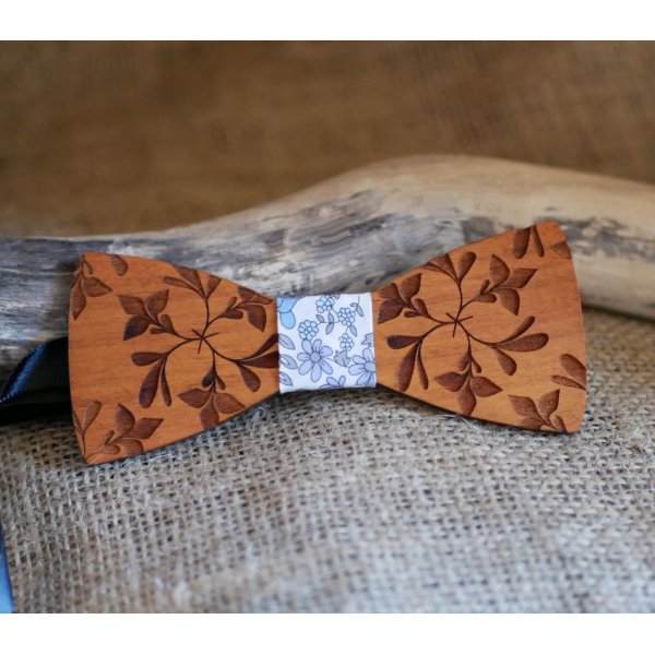 Noeud papillon en bois gravé de grandes fleurs 