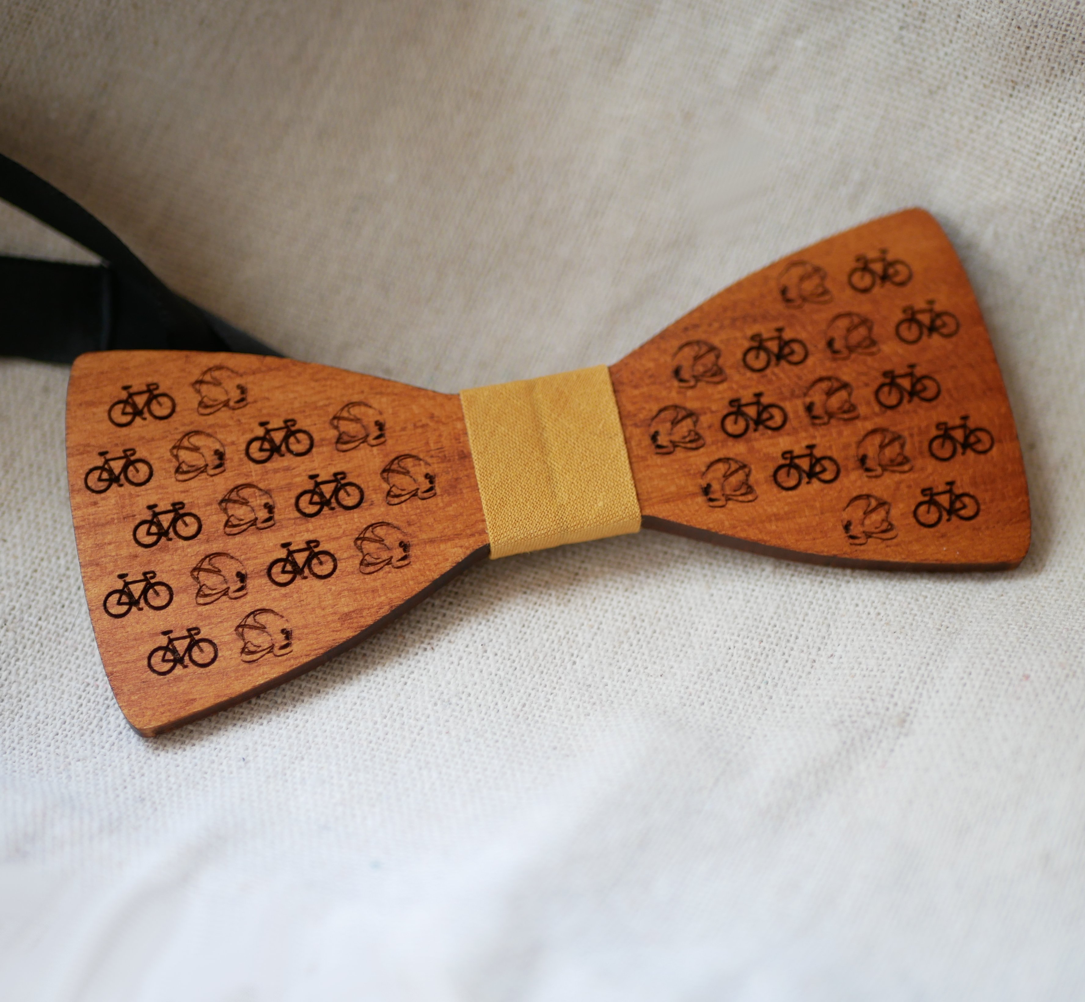 Noeud papillon en bois mini dessin grav&eacute;s &agrave; personnaliser fabriqu&eacute; en France