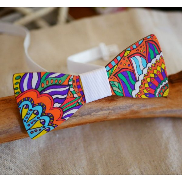Noeud papillon en bois peint décor floral, une création artisanale unique