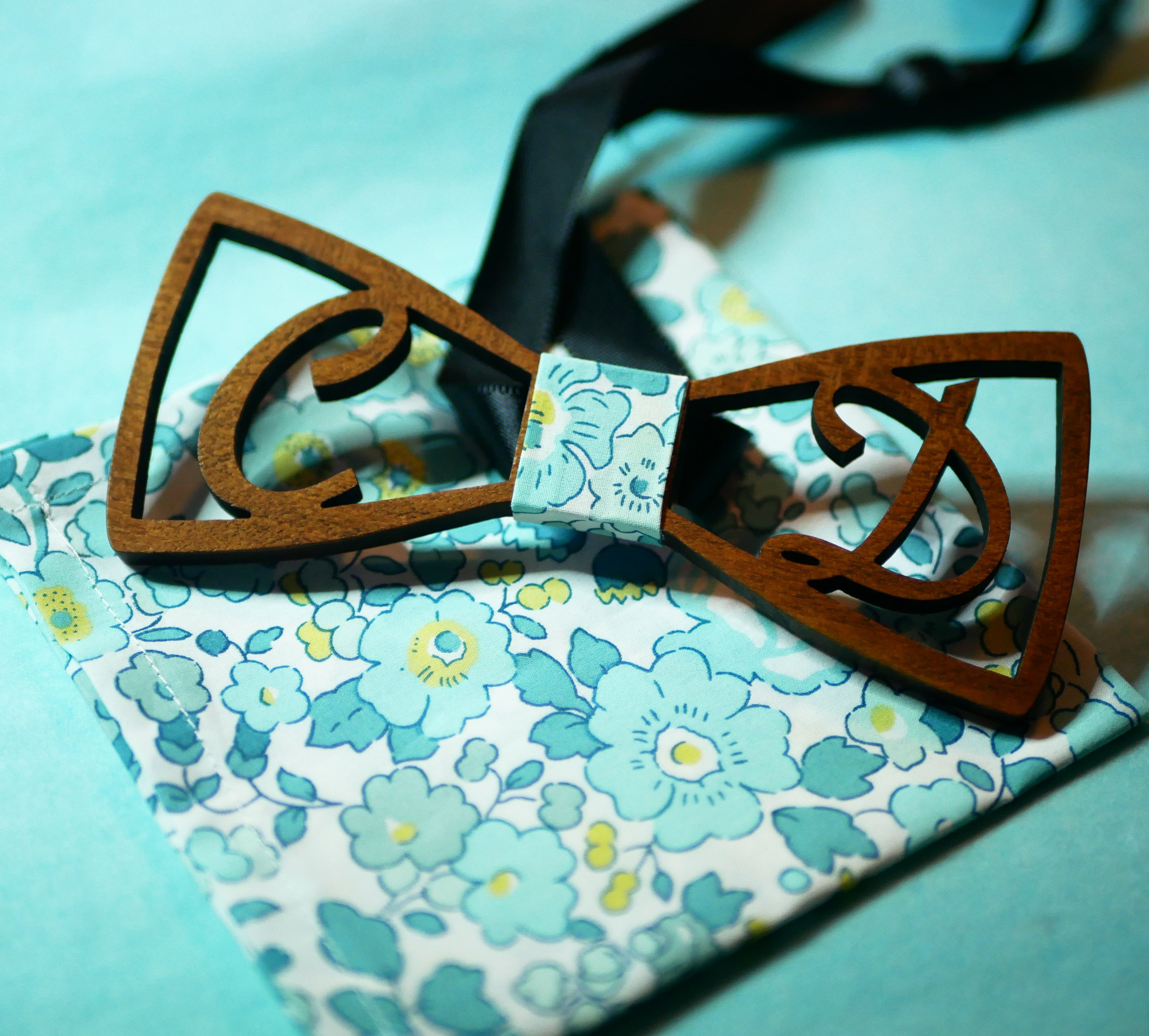 Noeud papillon en bois personnalis&eacute; par 2 initiales