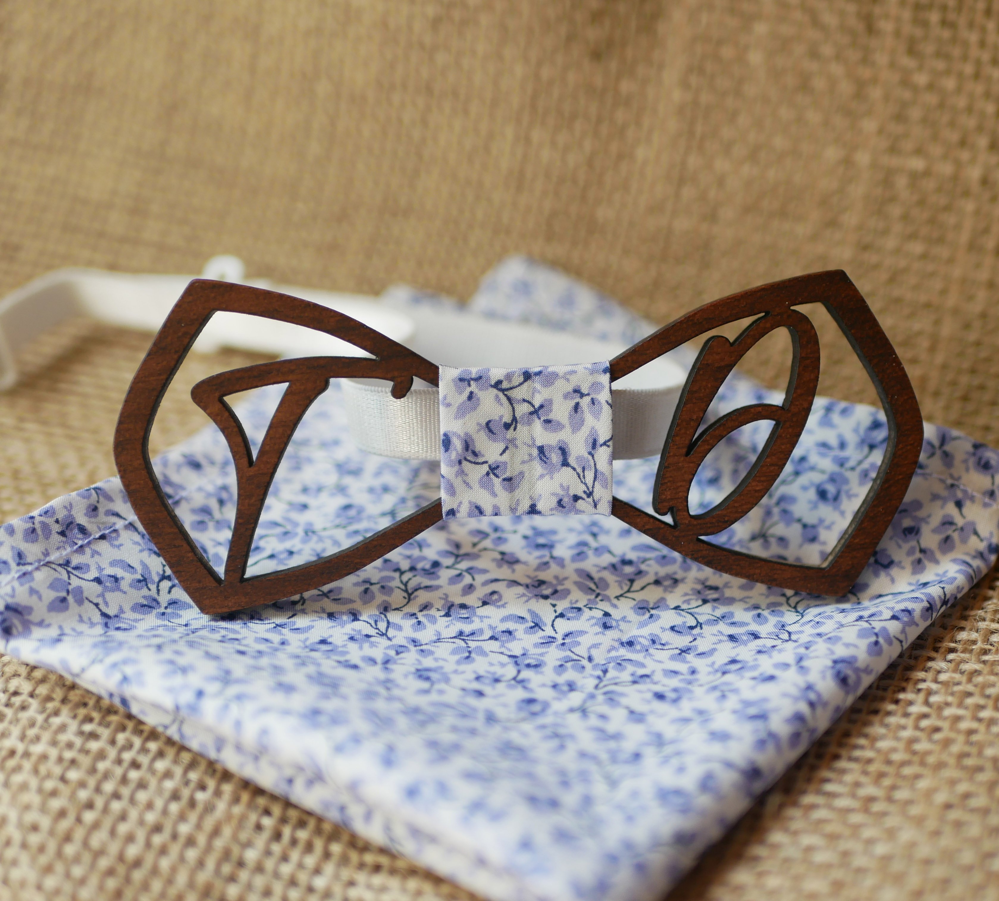 Noeud papillon en bois "le rabl&eacute;" personnalis&eacute; par 2 initiales ajour&eacute;es