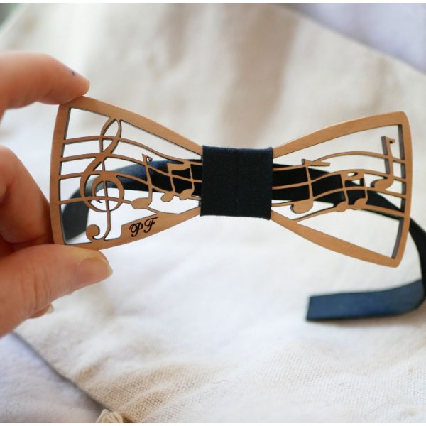 Noeud papillon en bois th&egrave;me Musique avec partition et clef de sol, personnalisable
