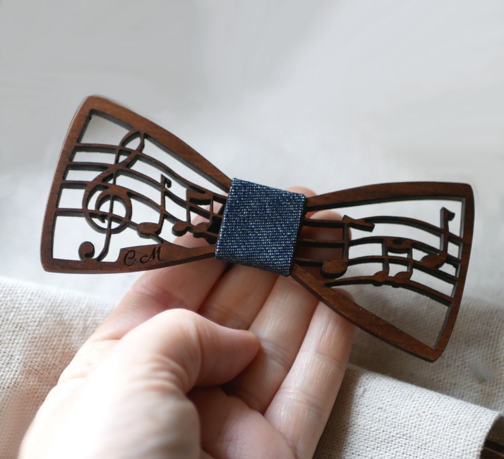 Noeud papillon enfant en bois thème Musique avec partition et clef de sol, personnalisable