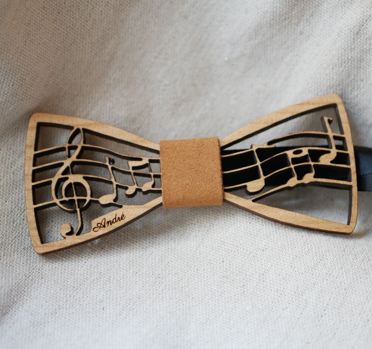 Noeud papillon en bois thème Musique avec partition et clef de sol, personnalisable