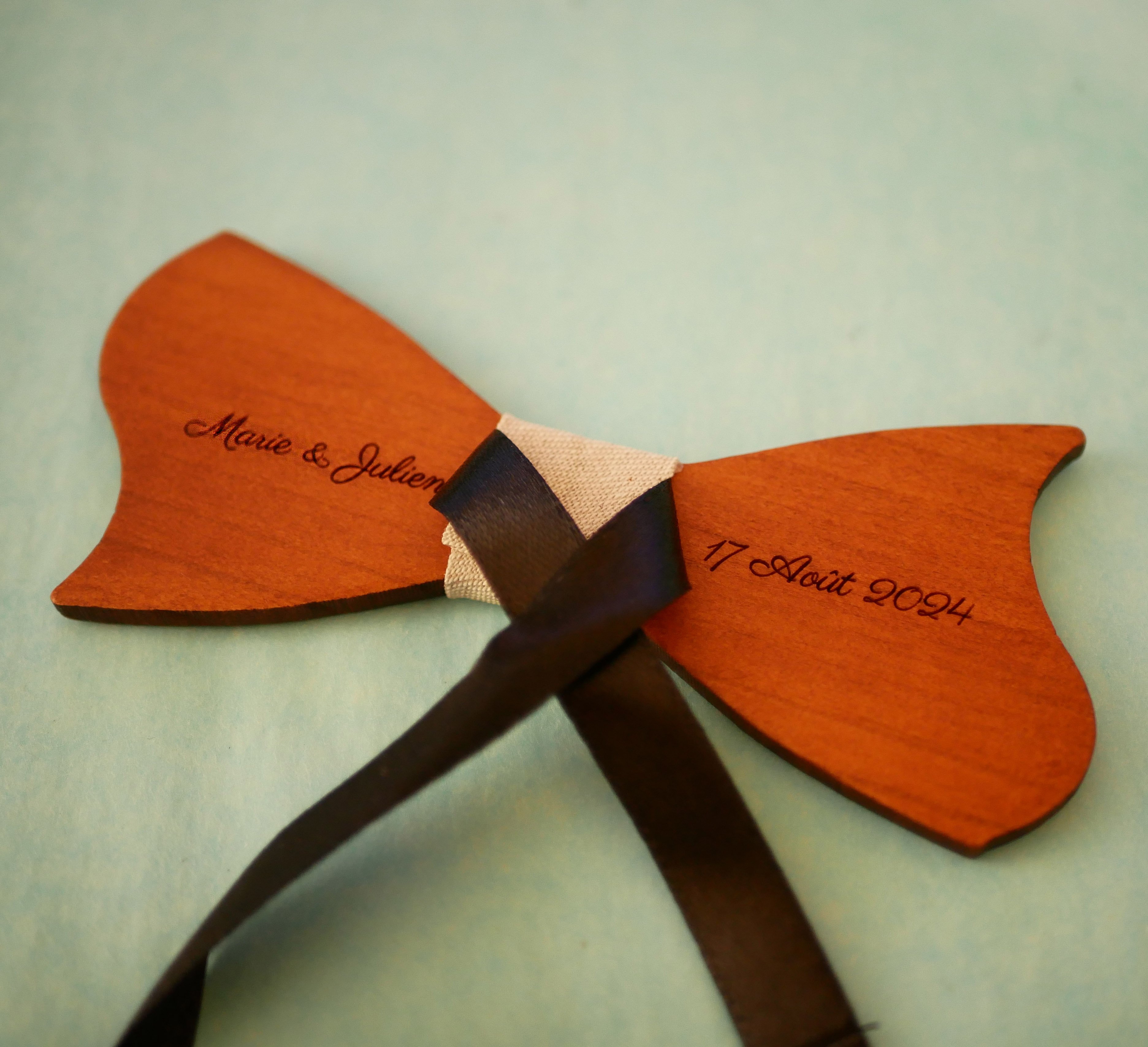 Noeud papillon forme asym&eacute;trique en bois de merisier &agrave; personnaliser Made in France