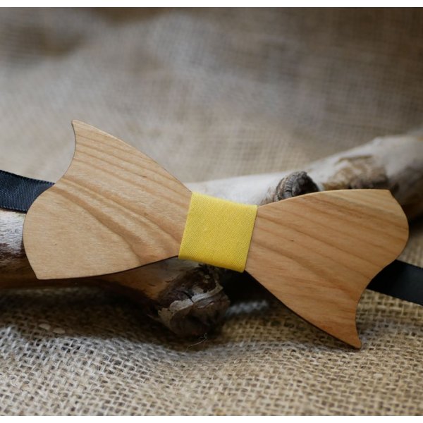Noeud papillon forme originale asymétrique en bois merisier à personnaliser