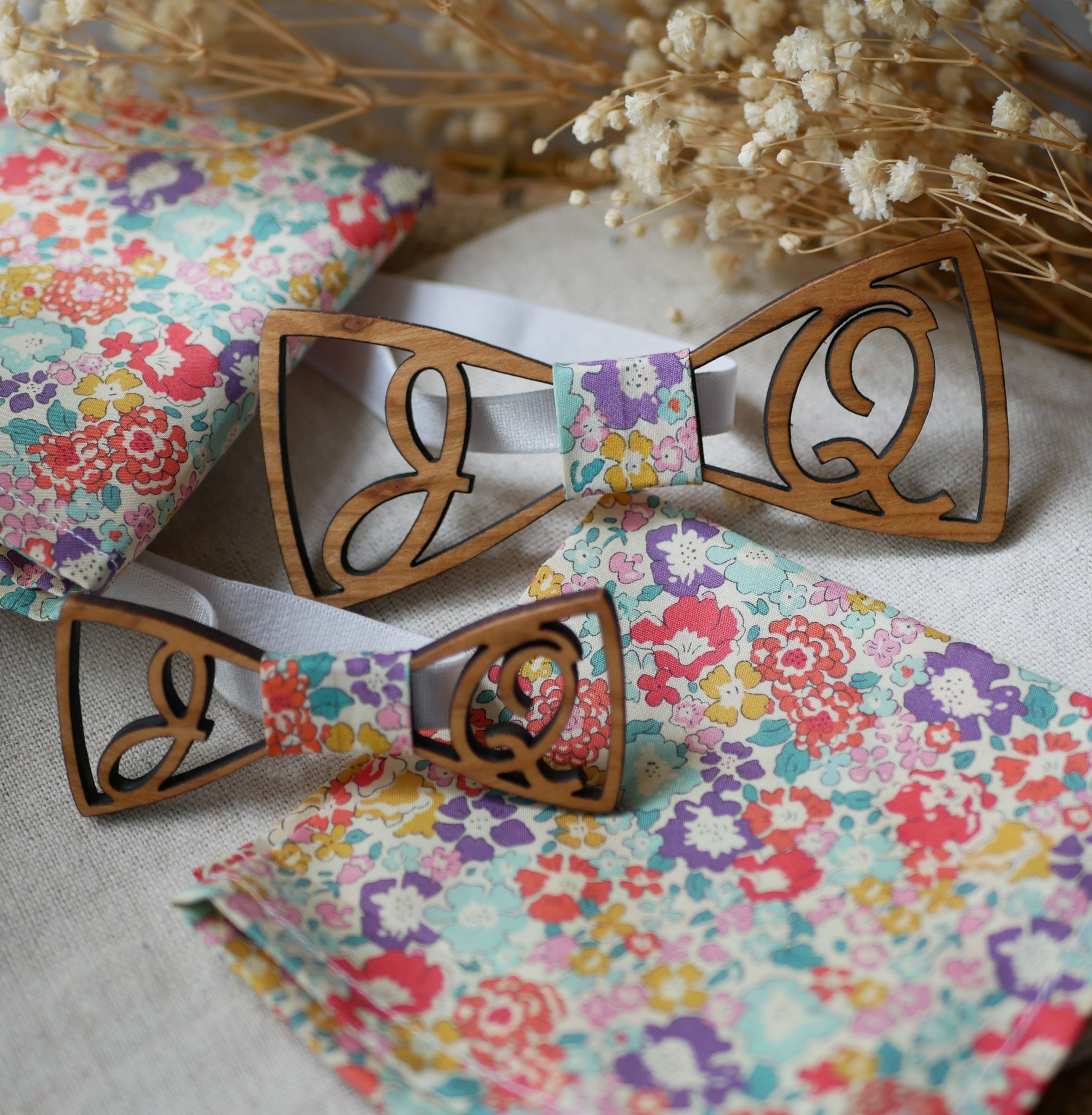 Noeud papillon mini en bois personnalis&eacute; par 2 initiales