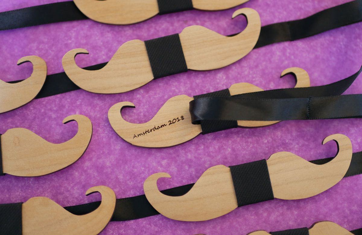 Noeud papillon Moustache en bois merisier à personnaliser fabriqué en France