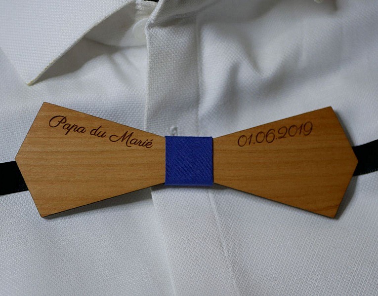 Noeud papillon pointu en merisier clair &agrave; personnaliser