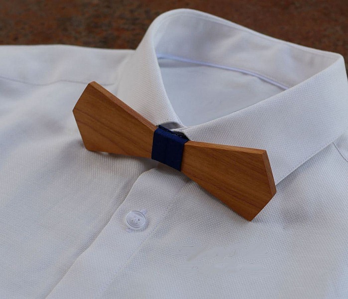 Noeud papillon pointu en merisier clair &agrave; personnaliser