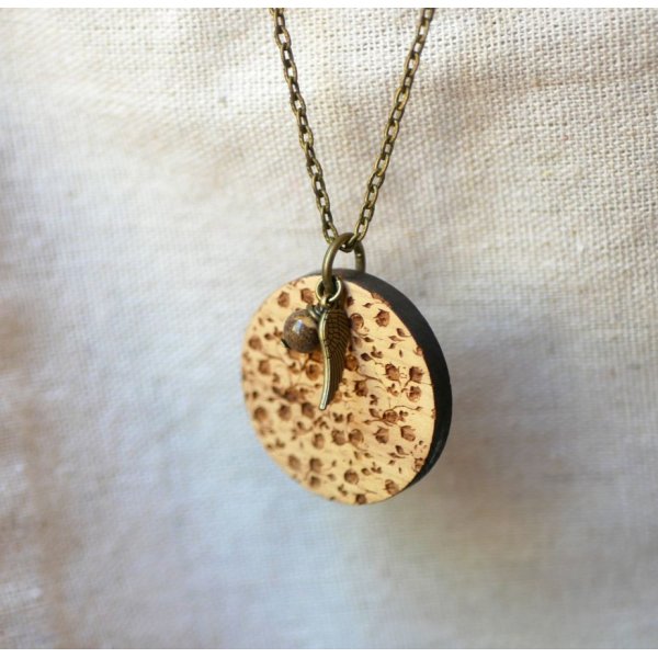 Pendentif en bois gravé avec breloques à personnaliser