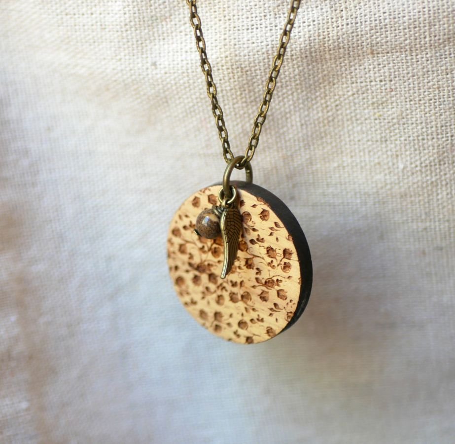 Pendentif en bois gravé avec breloques à personnaliser