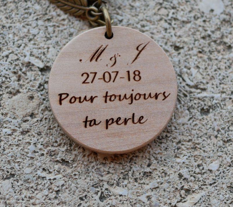 Pendentif en bois peint en couleurs avec breloque bronze vielli à personnaliser