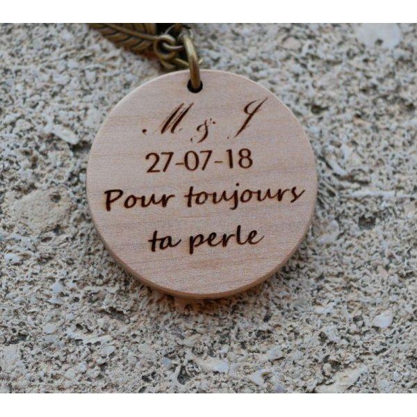 Pendentif en bois gravé avec breloques à personnaliser